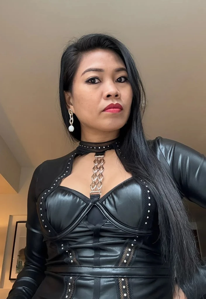 Queen Sierra in black latex, professional dominatrix in Manila